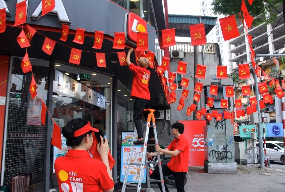 Các cửa hàng kinh doanh trên phố Kim Mã rực rỡ cờ hoa, mang lại không khí hào hùng và niềm tự hào.
