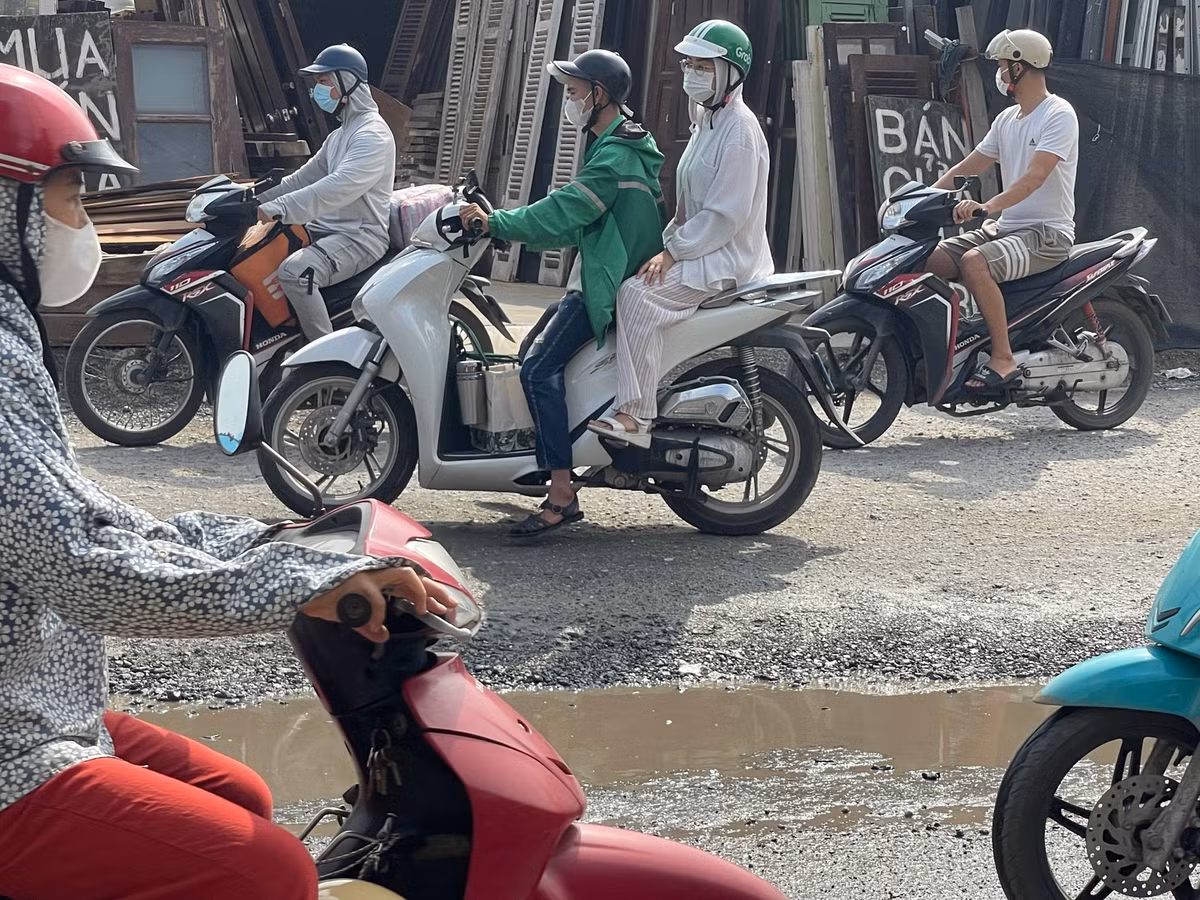 Dự án thi cổng ì ạch, dở dang rải nhựa và tôn nền có chỗ thấp chỗ cao, ban đêm không có đèn đường... nên gây khó khăn, nguy hiểm tiềm ẩn tai nạn cho người và các phương tiện tham gia giao thông.