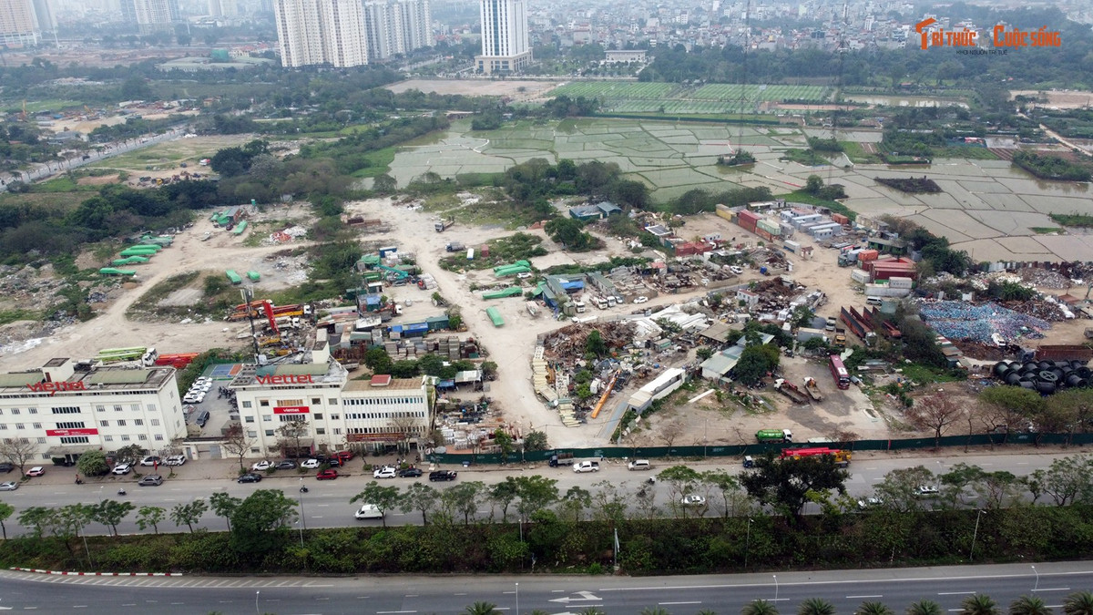 Mới đây, UBND TP Hà Nội vừa có văn bản truyền đạt ý kiến chỉ đạo của Chủ tịch UBND thành phố Vũ Đại Thắng, về việc giao UBND phường Đại Mỗ chủ trì, phối hợp đơn vị liên quan khẩn trương kiểm tra, làm rõ thông tin báo chí phản ánh khoảng 4,3ha đất nông nghiệp trên địa bàn phường Đại Mỗ bị lấn chiếm nhiều năm thành kho bãi phế liệu, sân bóng. Đồng thời, xử lý nghiêm các hành vi vi phạm (nếu có) và báo cáo UBND thành phố kết quả thực hiện trước ngày 25/3.