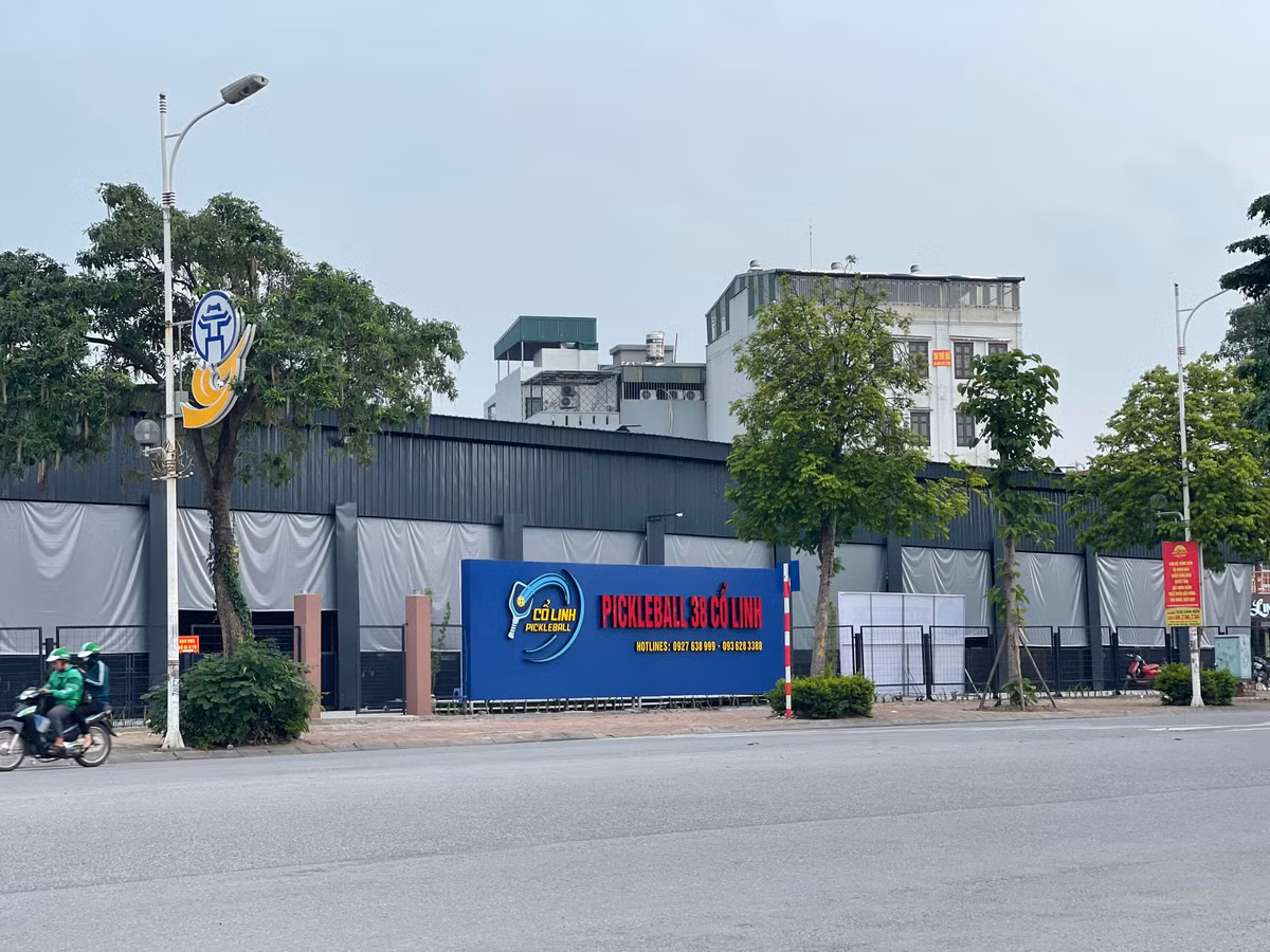 Không chỉ “mọc” trên đất nông nghiệp, người dân còn phản ánh sân pickleball 38 Cổ Linh chưa được cấp giấy phép xây dựng.