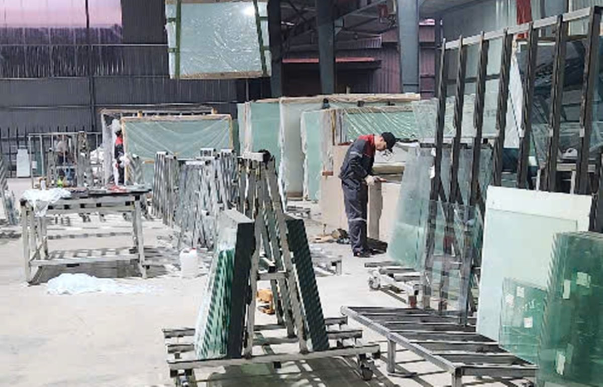 Sản phẩm nhôm kính chất đống, ngổn ngang bên trong nhà xưởng không phép.