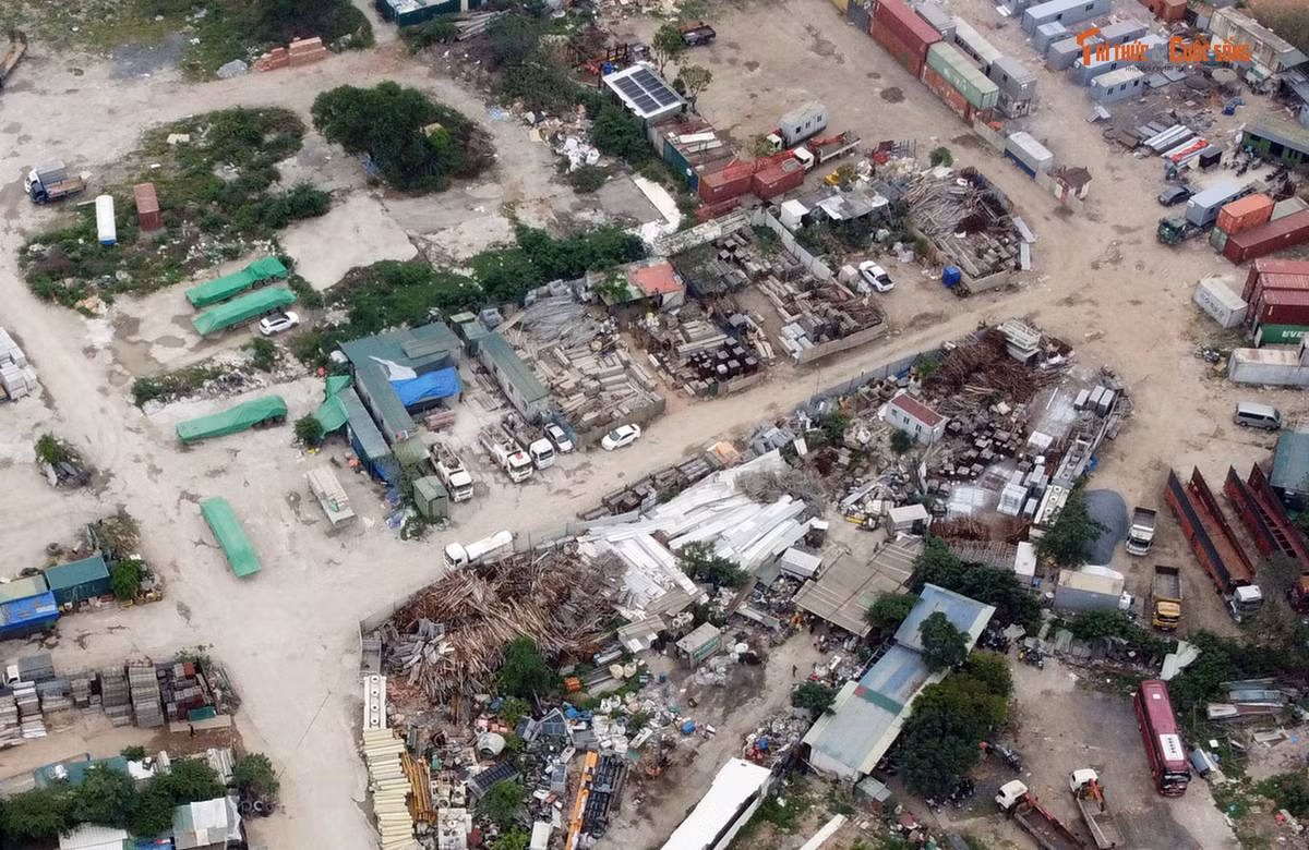 Nhiều diện tích đất vẫn đang bị “xẻ thịt” để làm bãi tập kết vật liệu xây dựng, nhà tạm, container và phương tiện phục vụ hoạt động thu gom, phân loại.