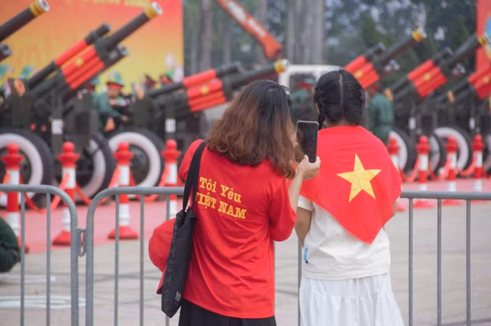 Hai bạn trẻ cũng tỏ ra hào hứng, phấn khích, cùng phụ kiện tạo dáng chụp ảnh trước dàn pháo lễ.