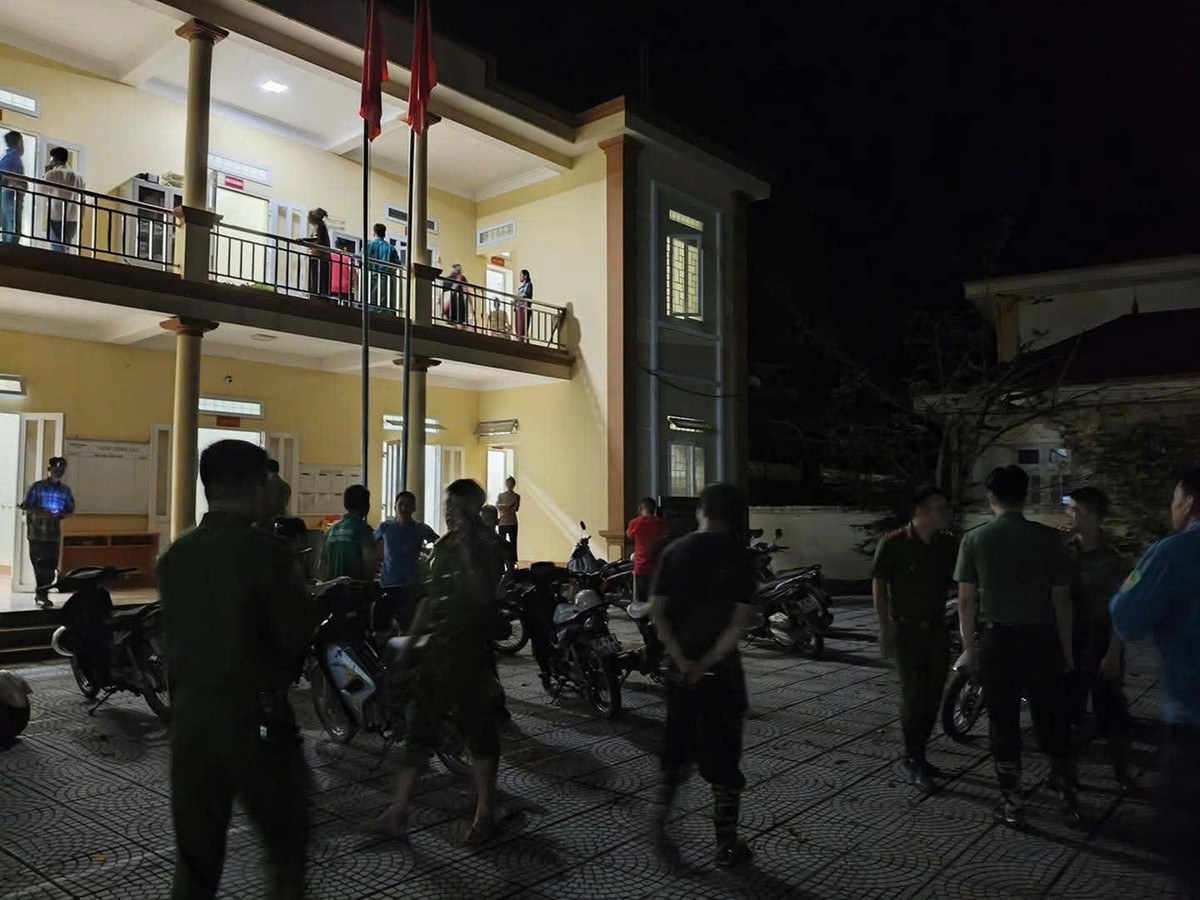 Xã Pà Cò cũng cử lực lượng chức năng túc trực 24/24 để theo dõi tình hình sạt lở , kiên quyết không cho người dân quay trở lại nhà khi chưa bảo đảm an toàn.