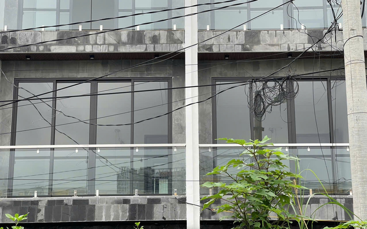 Phần cửa kính của 3 căn nhà liền kề đã lắp đặt xong.