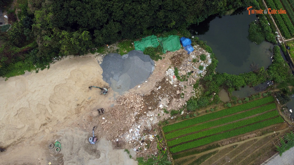 Nhìn từ trên cao có thể thấy rõ nhiều diện tích lớn đất nông nghiệp tại đây đã bị san lấp để phục vụ kinh doanh vật liệu xây dựng như gạch, cát, sỏi…