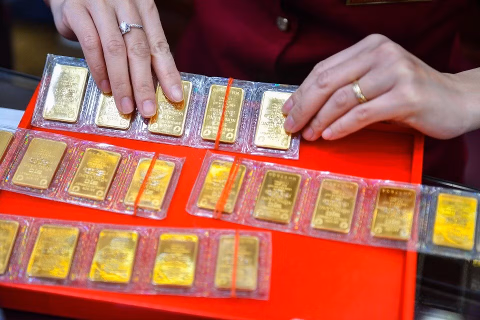 Giao dịch mua bán vàng từ 20 triệu bắt buộc chuyển khoản để tăng cường minh bạch và kiểm soát dòng tiền. Ảnh: Đức Anh.
