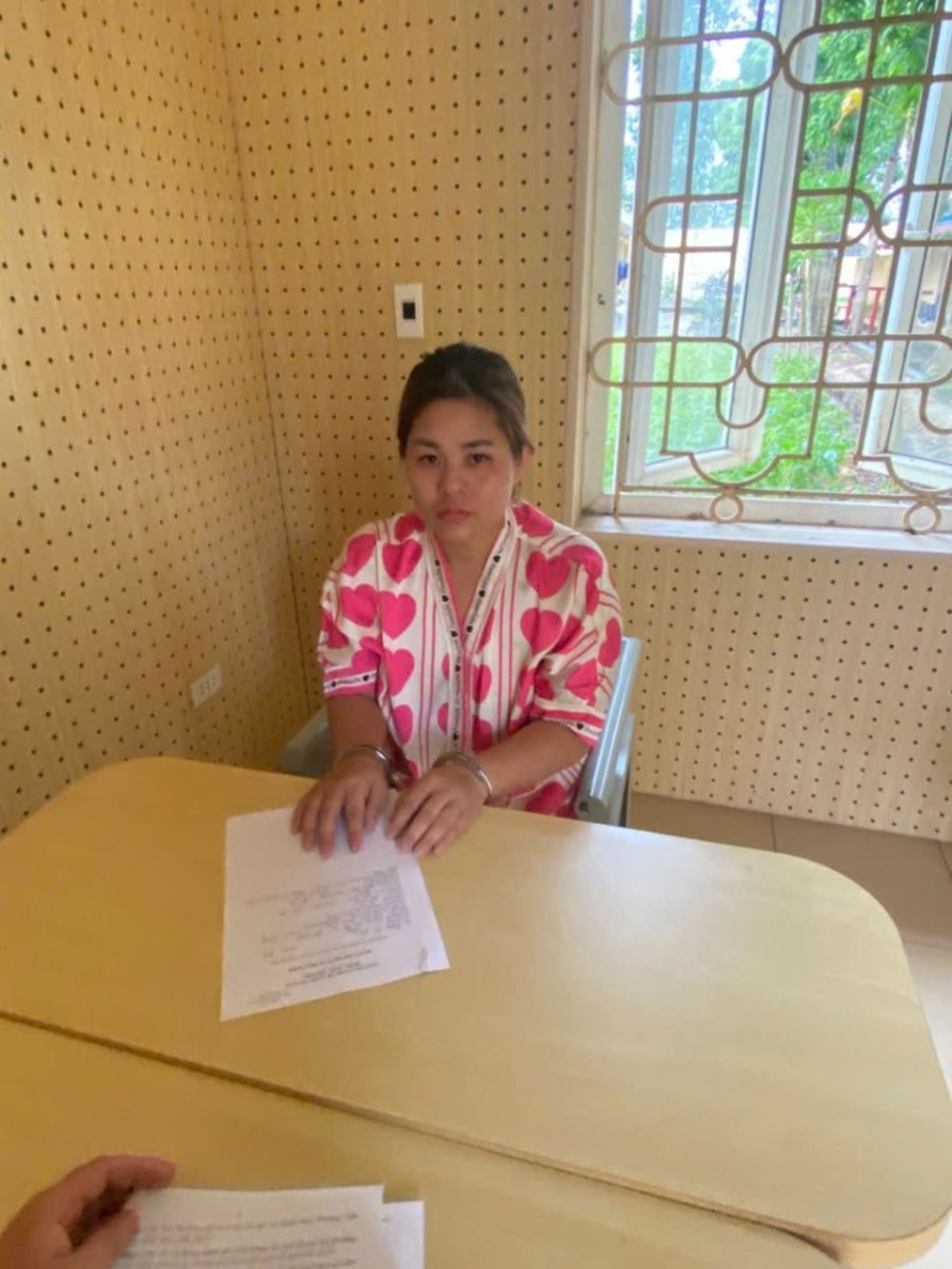 Lường Thị Yên tại cơ quan Công an. a1.jpg