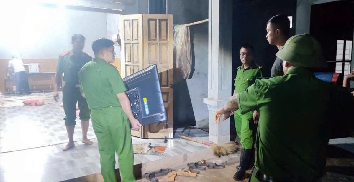 Theo ông Tuyền, ngay trong chiều tối 1/10, UBND xã Pà Cò đã chỉ đạo các lực lượng chức năng hỗ trợ, di dời 20 hộ dân, 84 nhân khẩu đang sinh sống ngay dưới chân núi đến nơi tạm trú an toàn. Ngoài ra, xã cũng cung cấp đầy đủ nhu yếu phẩm, chăn màn, quạt điện giúp bà con yên tâm tránh trú.