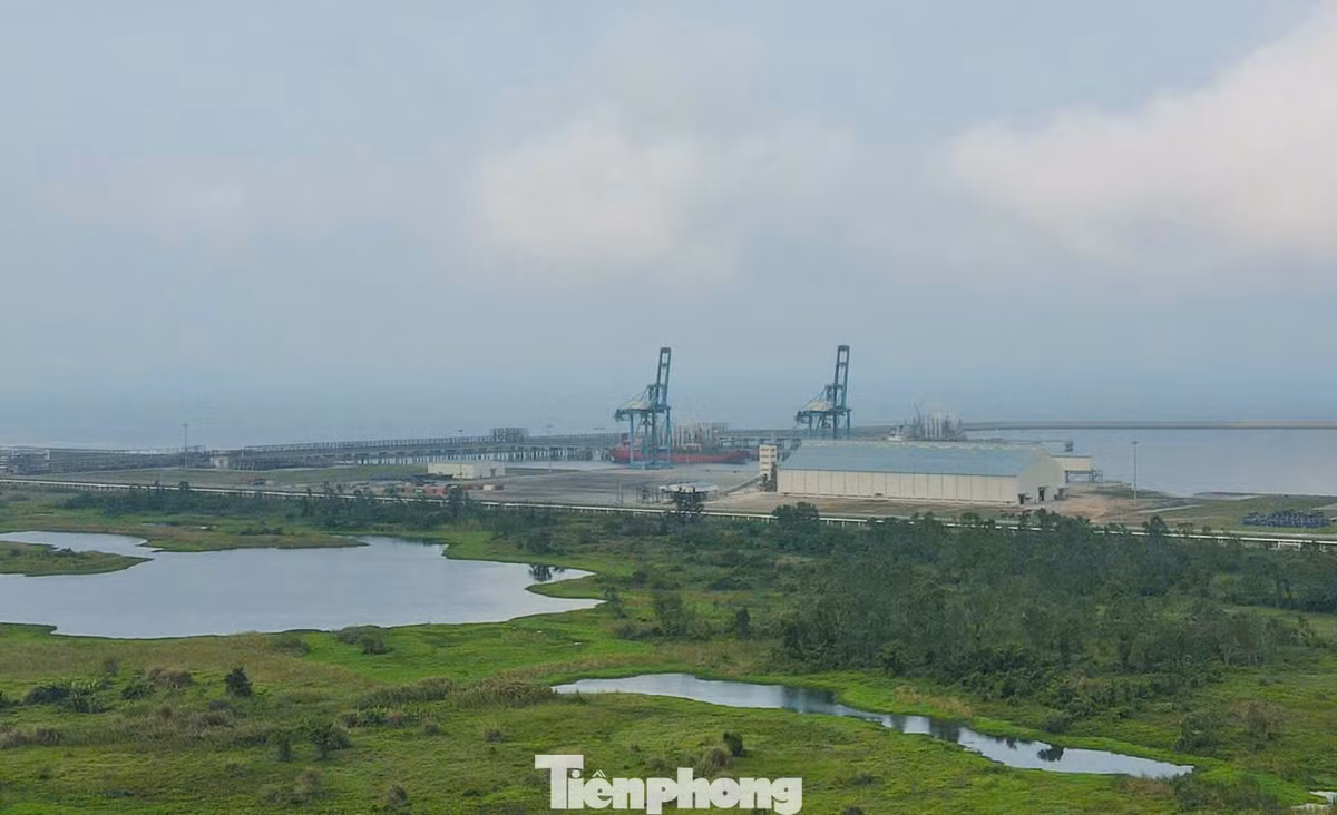 Khu vực cảng tiếp nhận dầu thô, cách khu vực nhà máy khoảng 5km.