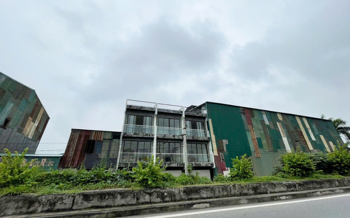 Dãy nhà liền kề đồ sộ nằm sát đường Gia Thượng, ngoài đê sông Đuống (Hà Nội). Ai di chuyển ngang qua cũng dễ dàng nhìn thấy.