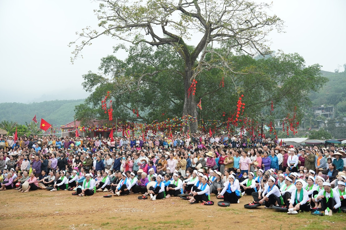 ... cùng đông đảo cán bộ, Nhân dân và du khách thập phương.