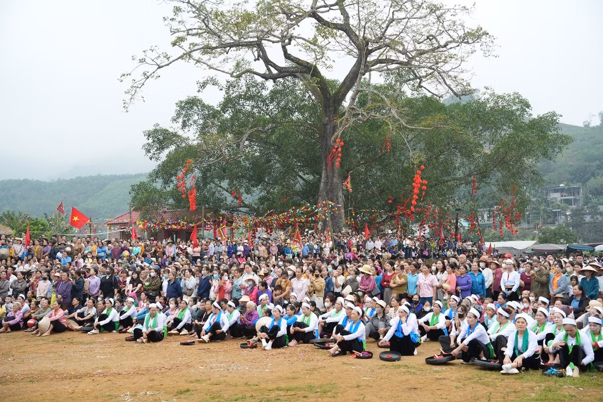 ... cùng đông đảo cán bộ, Nhân dân và du khách thập phương.