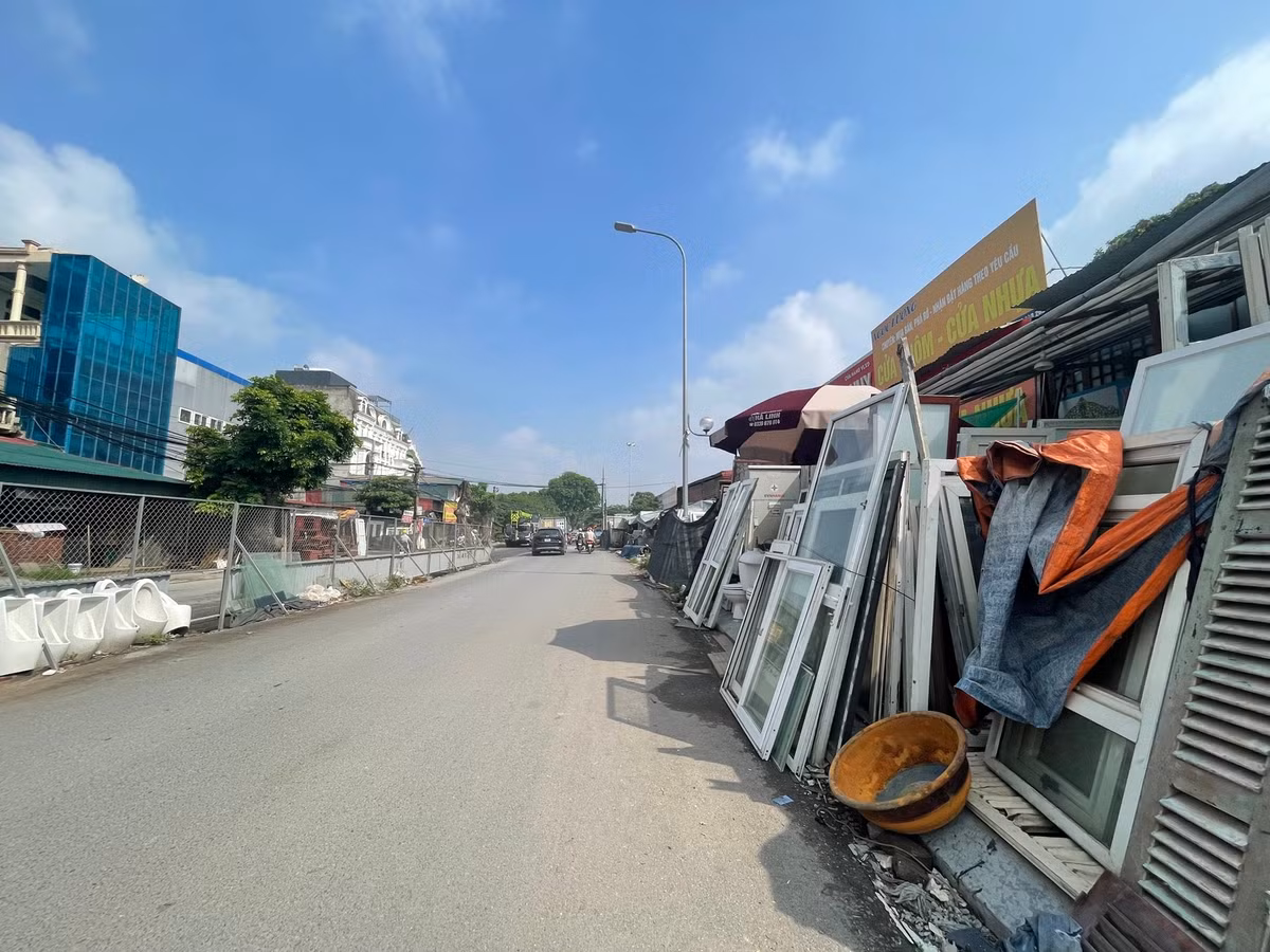 Dự án dở dang không chỉ gây ảnh hưởng đến việc kinh doanh buôn bán của người dân hai bên đường mà còn gây lãng phí nguồn lực đầu tư của Nhà nước. >> Mời độc giả xem video: Hà Nội xử lý các dự án chậm tiến độ, chậm triển khai trong quý III năm 2025 (Nguồn: Báo Nhân dân).