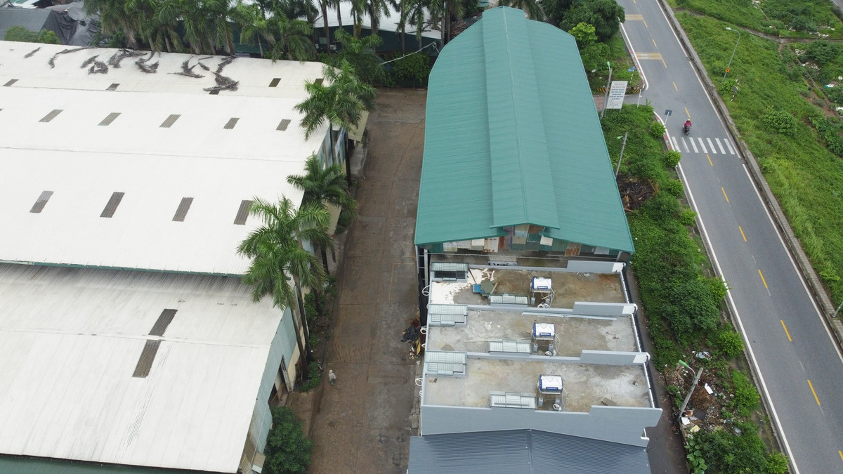 Nhằm tránh bên ngoài phát hiện việc xây dựng trên đất cơ sở sản xuất phi nông nghiệp, các công trình còn lại được che chắn kín mít bằng những miếng tôn để hoàn thiện các hạng mục.