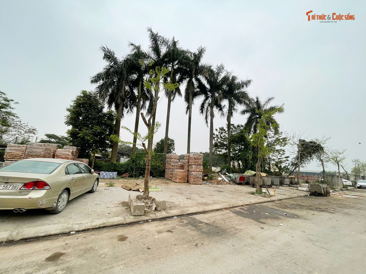 Gạch còn được chất đống, xếp nằm ngổn ngang ra vỉa hè đường.