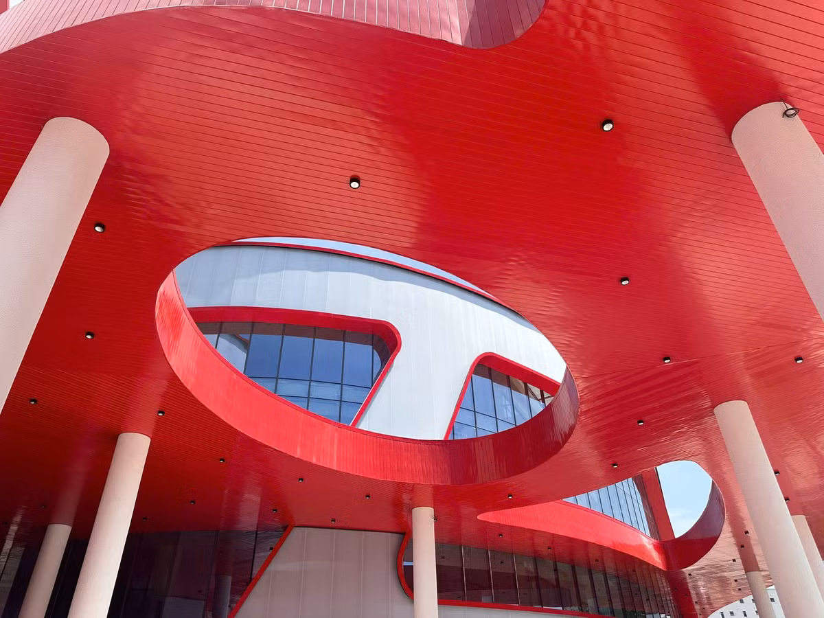 Dự án có kiến trúc hiện đại, rộng rãi, gần gũi với thiên nhiên. Điểm nổi bật là những khối nhà vòng cung tạo nên hiệu ứng thị giác đẹp mắt. (Ảnh: Tiền Phong).