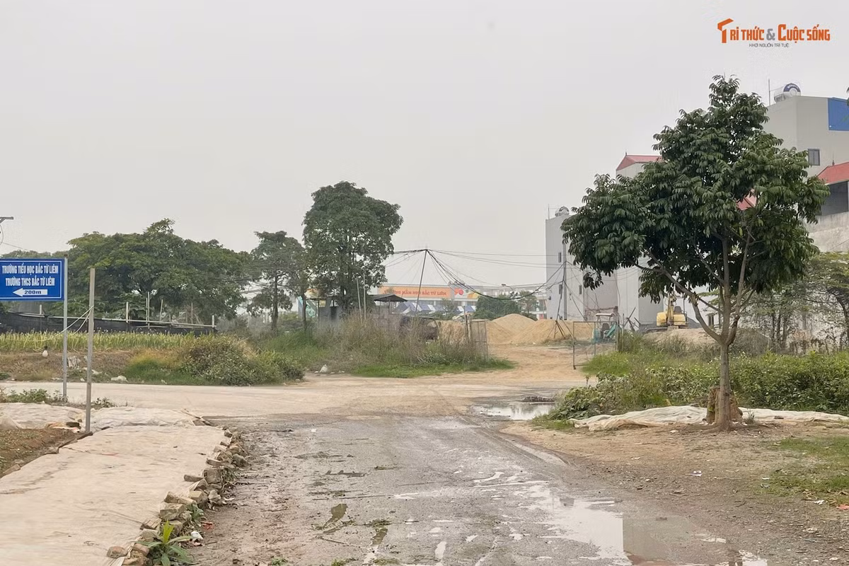 Bãi tập kết VLXD gần Tiểu học và THCS Bắc Từ Liêm cũng "nằm chình ình".