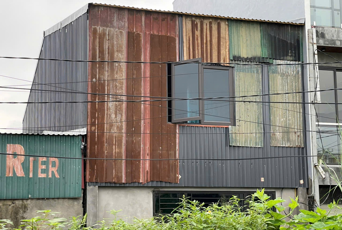 Một công trình liền kề khác hoàn thiện, nhưng che chắn phần mái để bên ngoài không phát hiện.