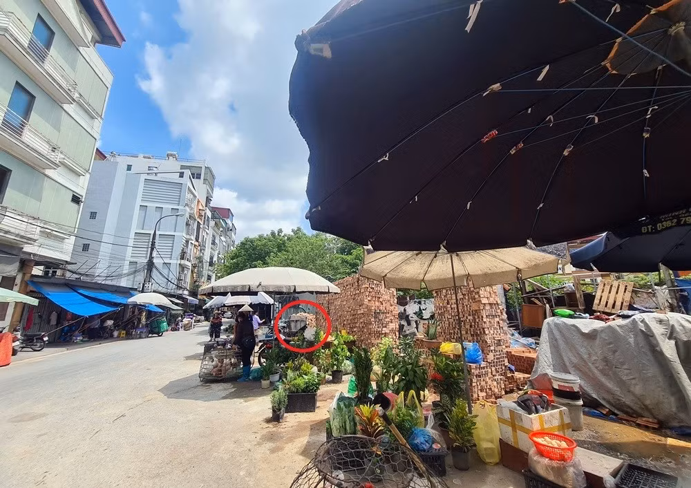 Bãi vật liệu có người và xe hoạt động vận chuyển liên tục.