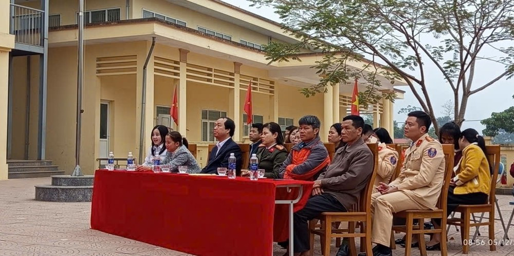 View - Công an Phú Thọ phổ biến pháp luật về an toàn giao thông cho học sinh khó khăn | Báo Tri thức và Cuộc sống - TIN TỨC PHỔ BIẾN KIẾN THỨC 24H