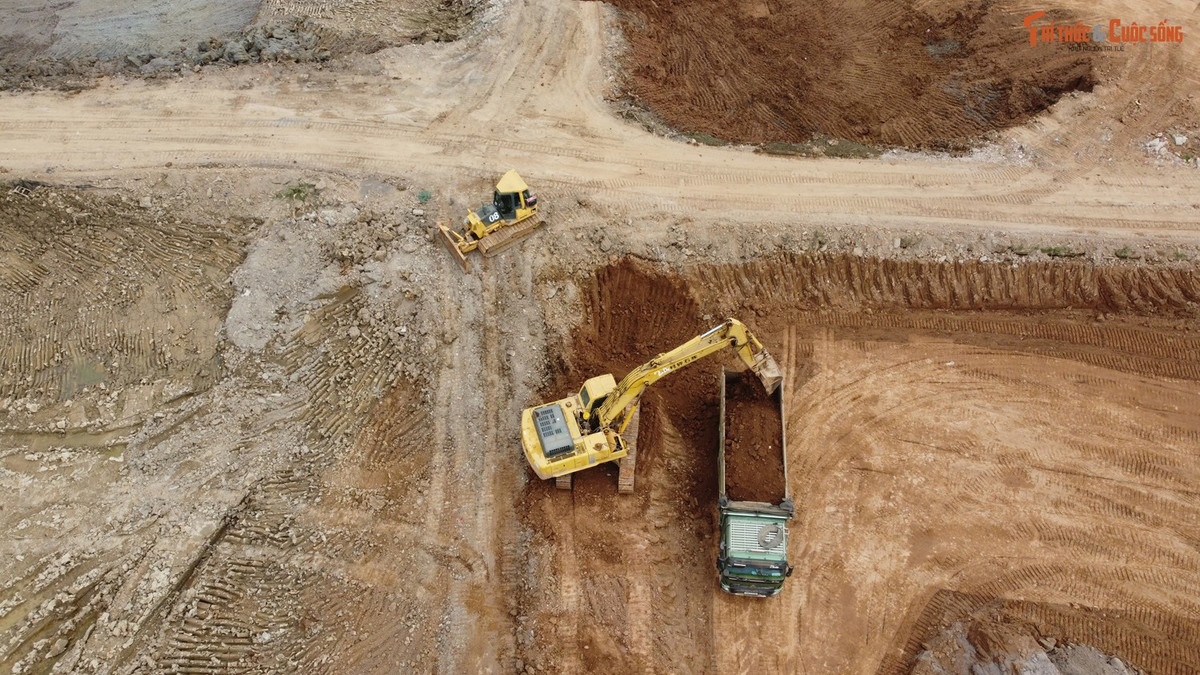 Theo ghi nhận của PV Báo Tri thức và Cuộc sống ngày 18/3, bên trong đại công trường dự án xây dựng hồ đầu mối Mễ Trì (Đồng Bông 2) máy xúc, máy ủi, công nhân làm việc nhộn nhịp.