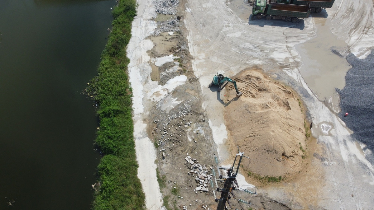 View - Cận cảnh trạm trộn bê tông 'núp' trong lò gạch ở Bắc Ninh | Báo Tri thức và Cuộc sống - TIN TỨC PHỔ BIẾN KIẾN THỨC 24H