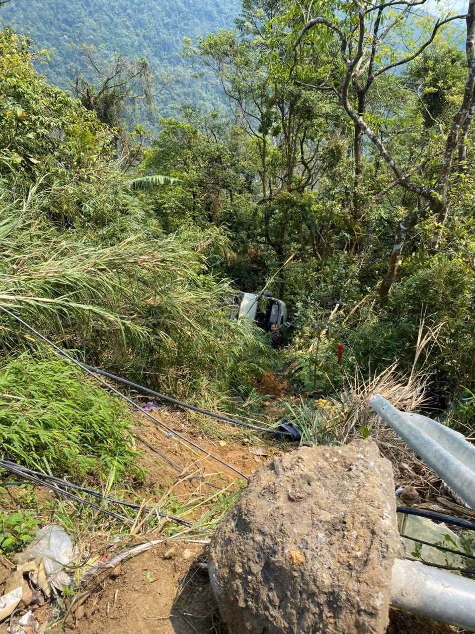 Như Báo Tri thức và Cuộc sống đã thông tin, khoảng 13h cùng ngày, tại Km20 Quốc lộ 2B, thuộc thôn 2, xã Tam Đảo (tỉnh Phú Thọ), chiếc xe ô tô khách 29 chỗ, BKS 29B-098.15, do ông Lưu Đình Th. (sinh năm 1962, trú tại phố 803, phường Bạch Mai, TP Hà Nội) điều khiển, lưu thông theo hướng từ khu du lịch Tam Đảo xuống núi thì bị mất phanh, lao xuống vực.