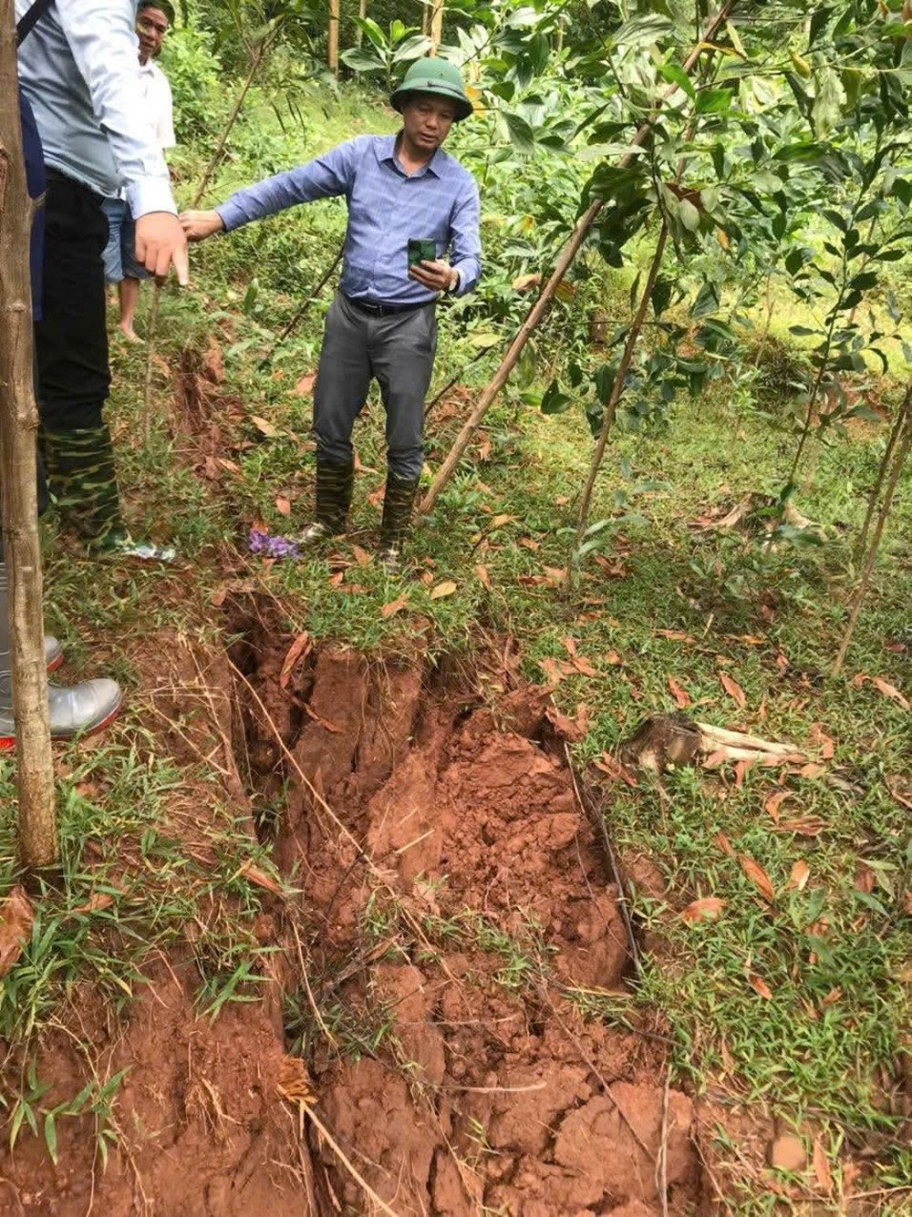 Vết nứt đặc biệt nguy hiểm, ưu tiên hàng đầu của xã Pà Cò là bảo đảm an toàn tính mạng tuyệt đối cho người dân.