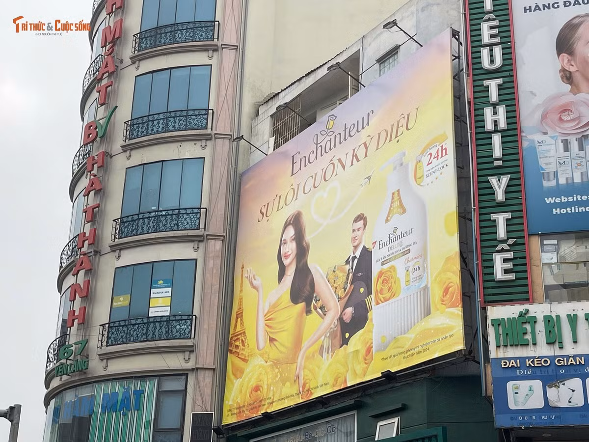 Tại khu vực ngã tư Yên Lãng - Thái Thịnh (Đống Đa, Hà Nội), có thể dễ dàng nhận thấy là biển quảng cáo dầu gội Enchanteur có diện tích quá lớn gây khó khăn cho việc thoát hiểm, cứu hỏa.