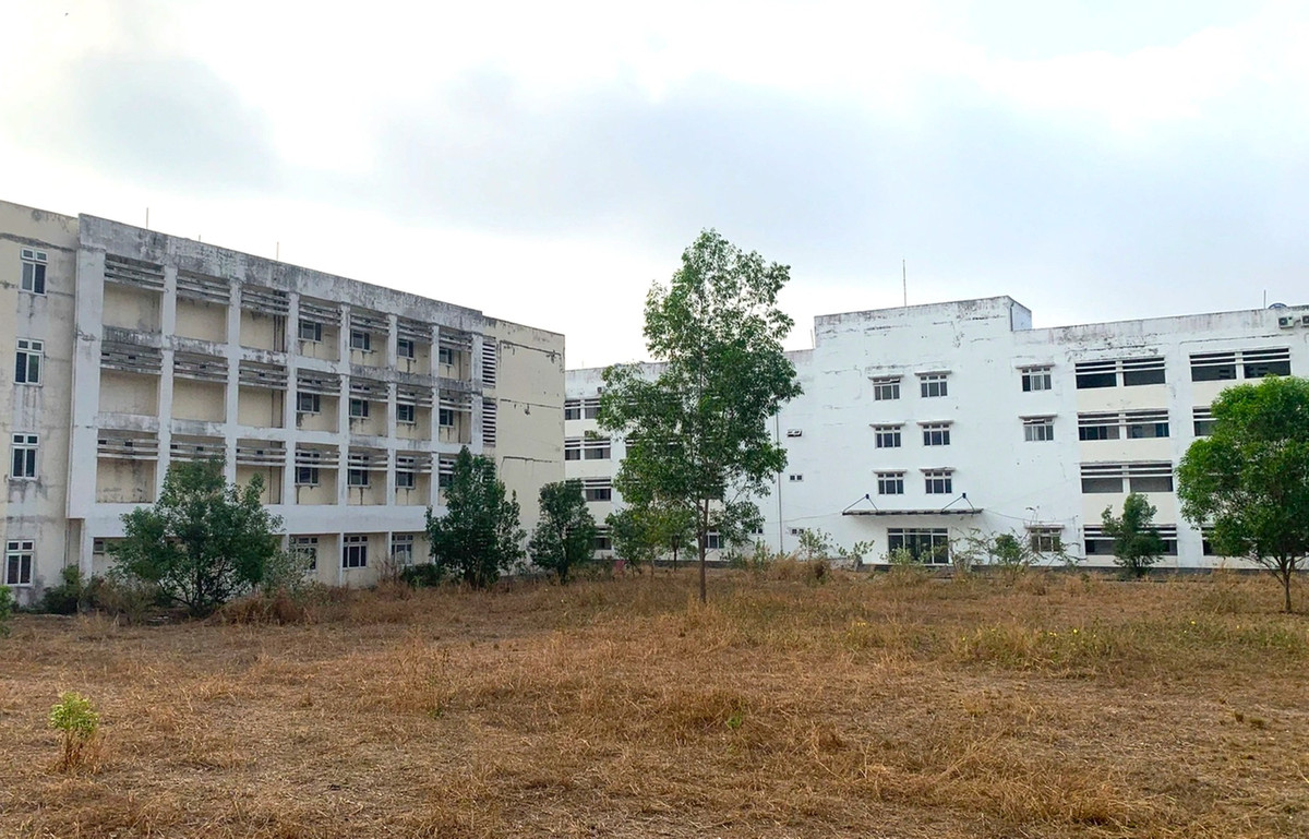 Do bị bỏ hoang suốt thời gian dài nên công trình xuống cấp, nhiều điểm bị nứt toác, khu vực thang máy rỉ sét. (Ảnh: Tiền Phong).