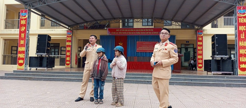 View - Công an Phú Thọ phổ biến pháp luật về an toàn giao thông cho học sinh khó khăn | Báo Tri thức và Cuộc sống - TIN TỨC PHỔ BIẾN KIẾN THỨC 24H
