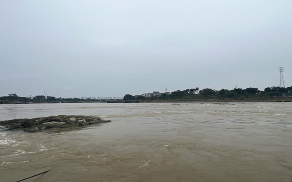 View - Nước sông Lô, sông Hồng hạ xuống, tàu thuyền chú ý an toàn | Báo Tri thức và Cuộc sống - TIN TỨC PHỔ BIẾN KIẾN THỨC 24H