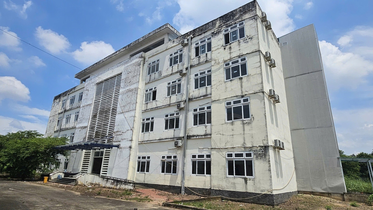 Bên trong Bệnh viện chuyên khoa Tâm thần Bình Dương không bóng người, các cửa khóa chặt. (Ảnh: Người lao động).