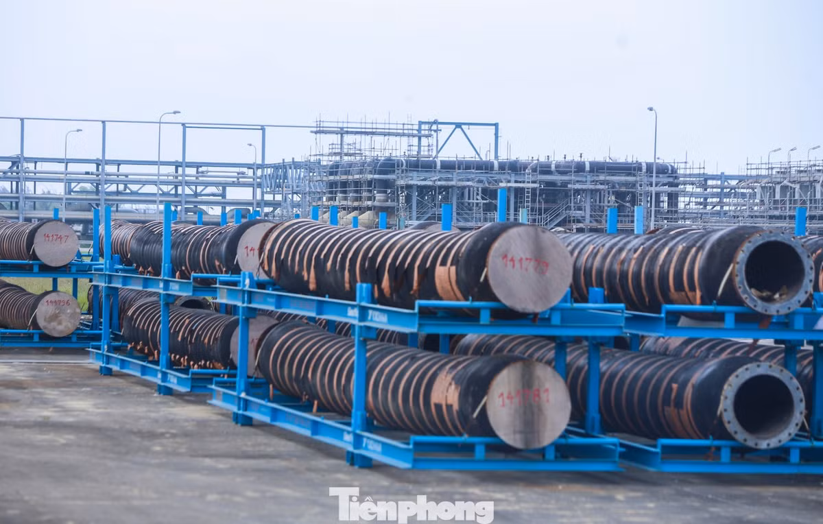 Hệ thống đường ống dẫn dầu thô từ các tàu vào nhà máy.