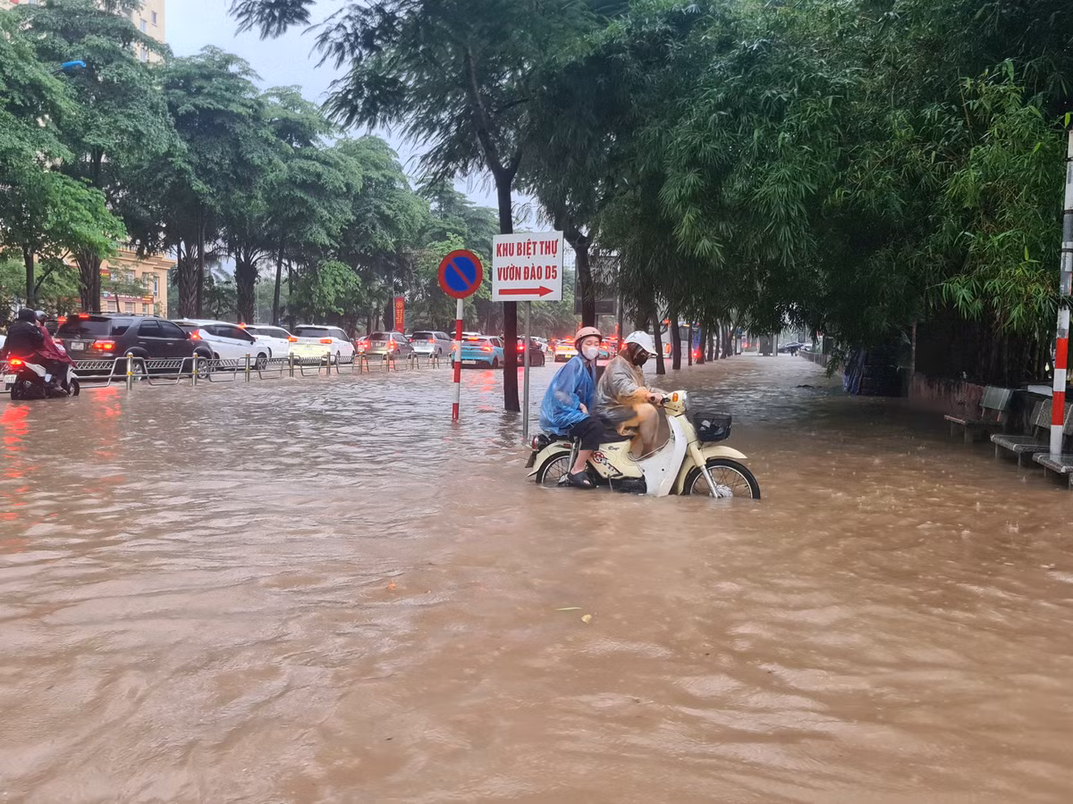 Người tham gia giao thông tìm hướng di chuyển khác nhằm thoát khỏi đoạn đường ngập úng.