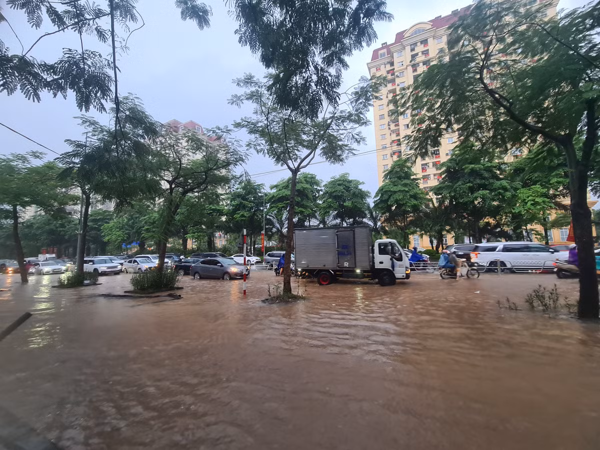 Đoạn đường Võ Chí Công "biến thành sông" chiều 26/8.