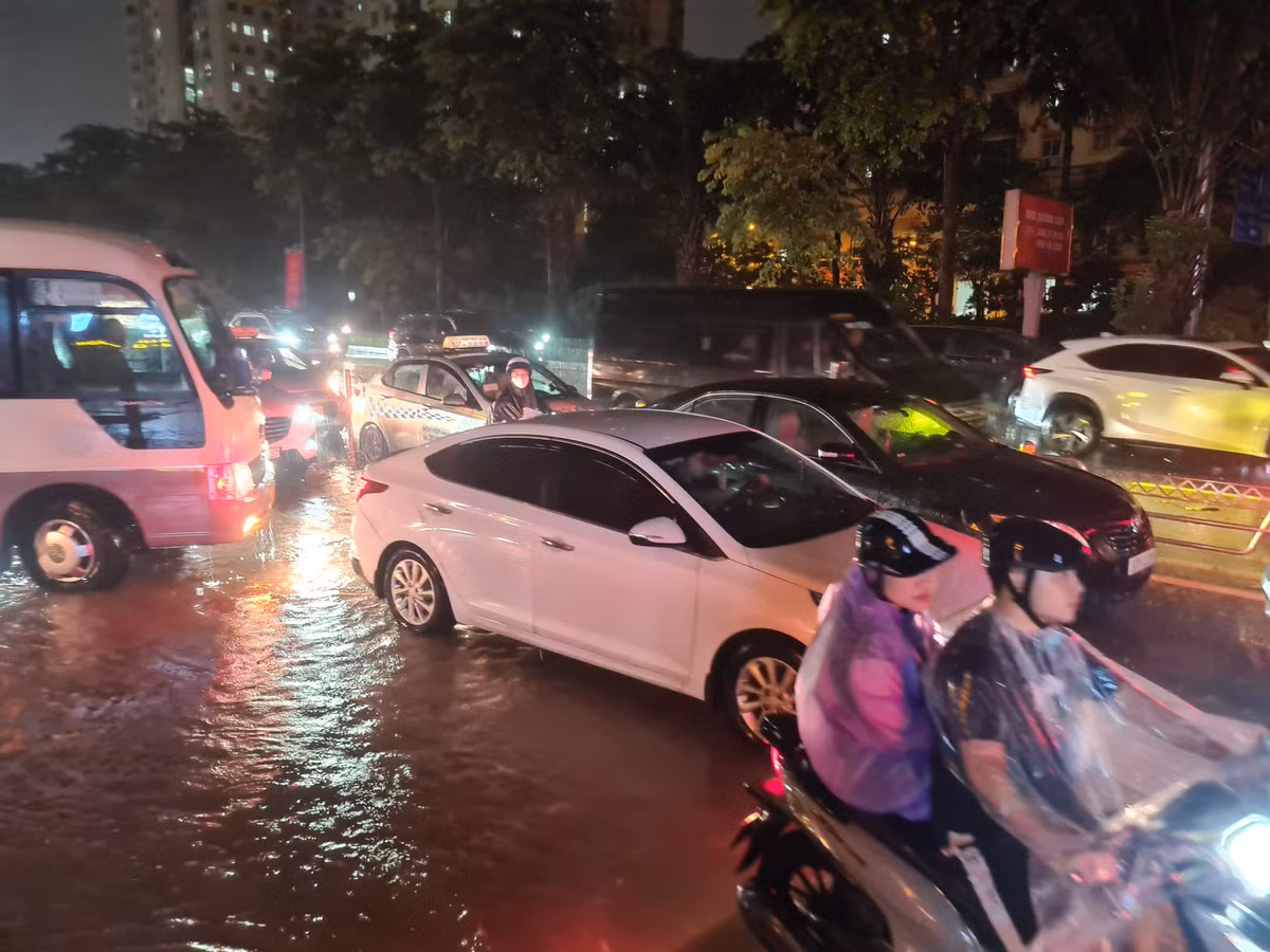 Đến 18h45, mưa trút xuống tầm tã các phương tiện tê liệt khi đi qua đoạn đường Võ Chí Công bị ngập.