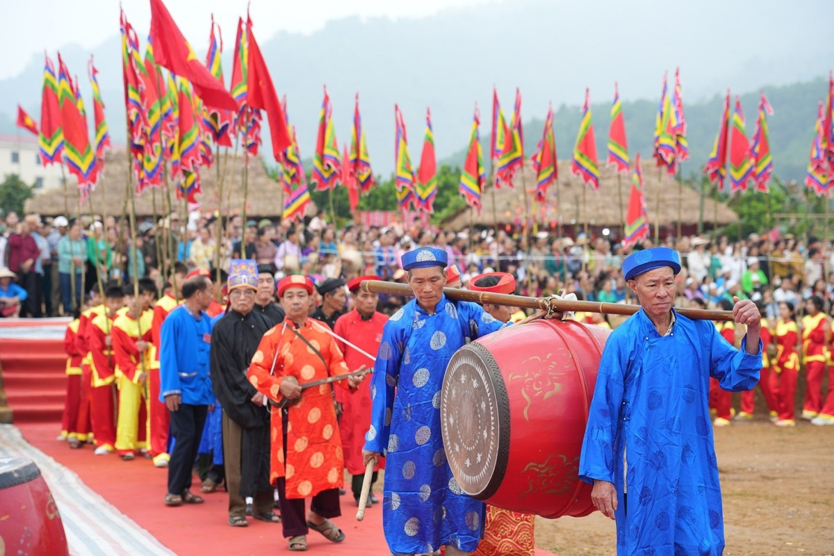 Theo truyền thuyết dân gian, Chùa Sim là vùng đất linh thiêng, nơi các vị thần thường hiển linh báo điềm lành, dữ cho Nhân dân. Trải qua nhiều biến động lịch sử, đến năm 1957 chùa bị hủy hoại hoàn toàn. Năm 2018, bằng nguồn kinh phí xã hội hóa, chính quyền và Nhân dân xã Hợp Tiến, tỉnh Hòa Bình (cũ) đã tiến hành xây dựng, láng nền khu di tích, mua sắm một số trang thiết bị, đồ thờ tự để phục vụ nhu cầu sinh hoạt tín ngưỡng và tổ chức lễ hội truyền thống. Hiện nay, chùa còn lưu giữ được một số hiện vật có giá trị như kiệu tứ cống, áo rước kiệu, mâm gỗ bày lễ vật, ấm bằng thiếc…