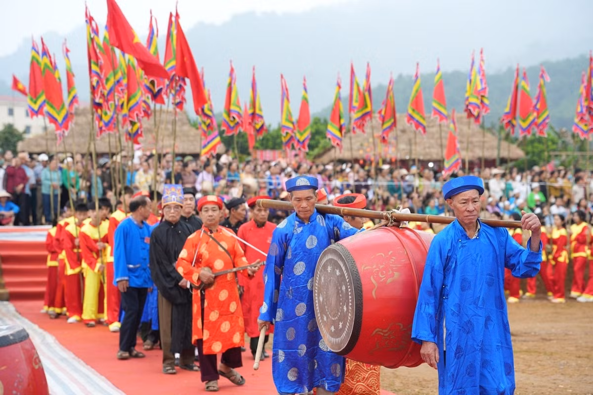 Theo truyền thuyết dân gian, Chùa Sim là vùng đất linh thiêng, nơi các vị thần thường hiển linh báo điềm lành, dữ cho Nhân dân. Trải qua nhiều biến động lịch sử, đến năm 1957 chùa bị hủy hoại hoàn toàn. Năm 2018, bằng nguồn kinh phí xã hội hóa, chính quyền và Nhân dân xã Hợp Tiến, tỉnh Hòa Bình (cũ) đã tiến hành xây dựng, láng nền khu di tích, mua sắm một số trang thiết bị, đồ thờ tự để phục vụ nhu cầu sinh hoạt tín ngưỡng và tổ chức lễ hội truyền thống. Hiện nay, chùa còn lưu giữ được một số hiện vật có giá trị như kiệu tứ cống, áo rước kiệu, mâm gỗ bày lễ vật, ấm bằng thiếc…