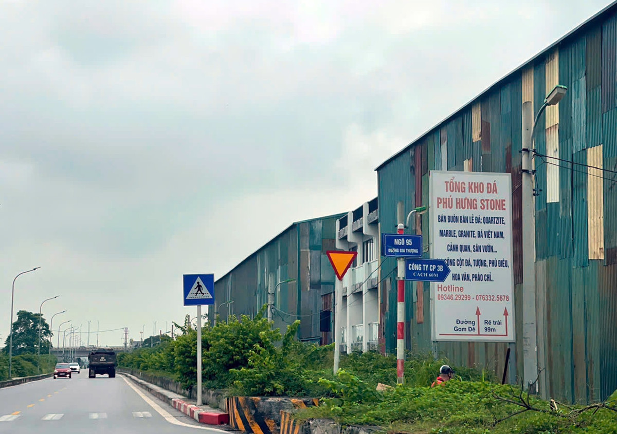 Công trình được quây tôn kín mít để hoàn thiện hạng mục bên trong.