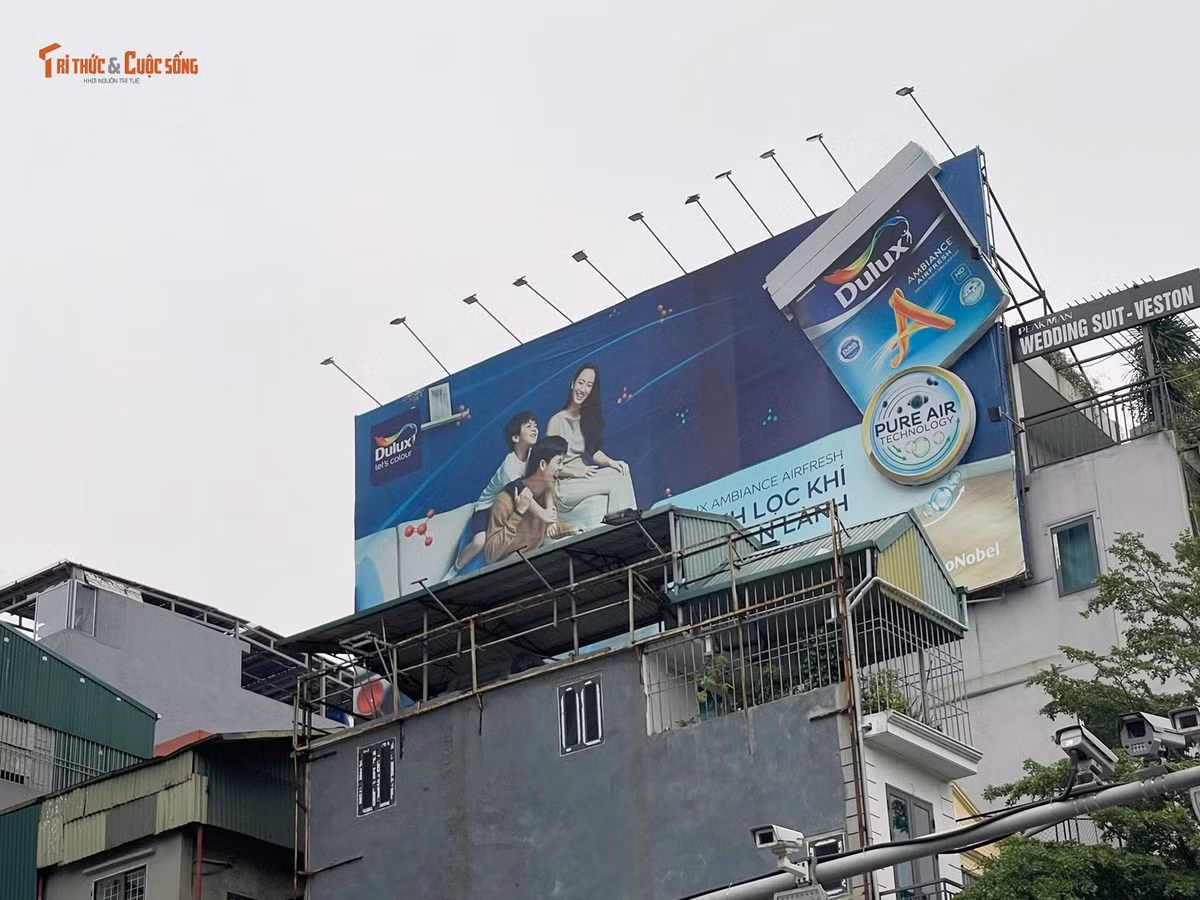 Bảng biển quảng cáo sơn Dulux có diện tích lớn che kín một bên phần tầng mái của ngôi nhà 196 phố Tây Sơn (Đống Đa, Hà Nội).