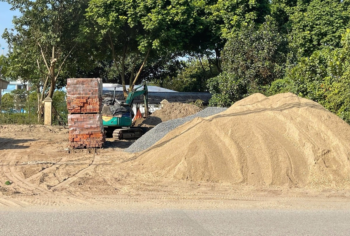 Bãi tập kết VLXD nhếch nhác trên địa bàn phường Tây Tựu. 5.jpg