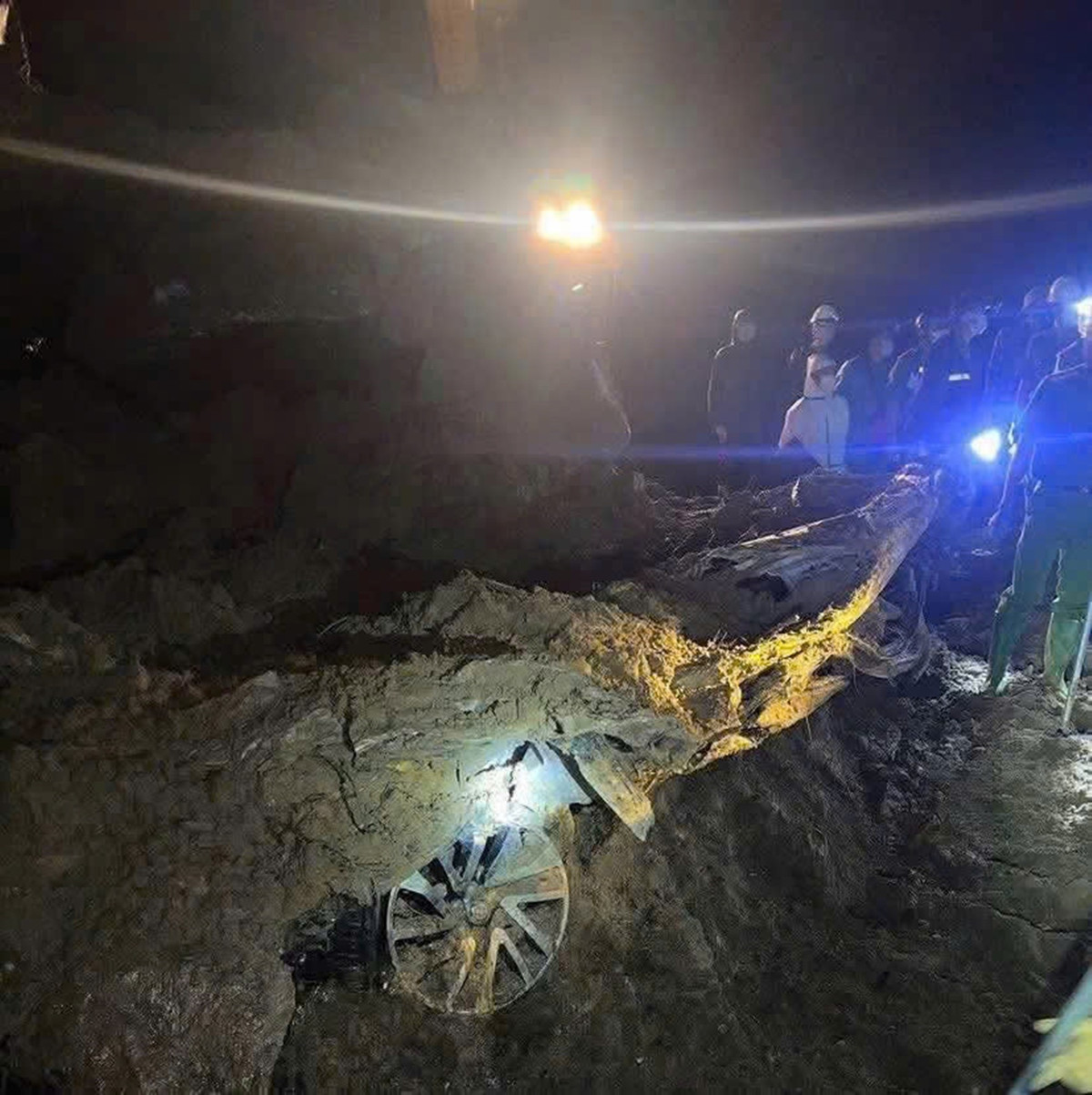 View - Ô tô chở 3 người mất tích ở Lào Cai, đã tìm thấy 2 thi thể | Báo Tri thức và Cuộc sống - TIN TỨC PHỔ BIẾN KIẾN THỨC 24H