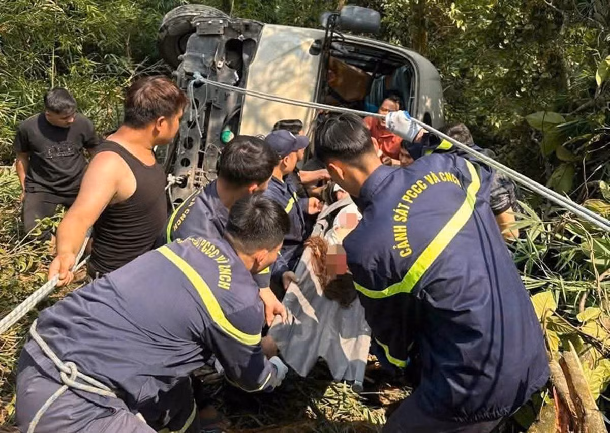 Công an tỉnh Phú Thọ cho biết, ngay sau khi nhận được thông tin, Giám đốc Công an tỉnh đã chỉ đạo các lực lượng gồm: Cảnh sát PCCC và CNCH, Cảnh sát giao thông, Văn phòng Cơ quan Cảnh sát điều tra, Phòng Cảnh sát hình sự, Phòng Kỹ thuật hình sự và Công an xã Tam Đảo nhanh chóng có mặt tại hiện trường phối hợp với chính quyền địa phương và người dân khẩn trương triển khai các biện pháp tìm kiếm, cứu nạn các nạn nhân; đồng thời tổ chức phân luồng, điều tiết giao thông, bảo vệ hiện trường và tiến hành các hoạt động điều tra theo quy định.