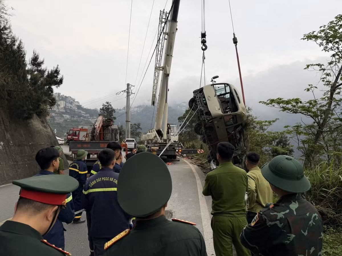 Đến 14h12 cùng ngày, lực lượng chức năng đã đưa được 7 hành khách ra khỏi xe, trong đó có 3 người bị thương và 4 người bị xây xát nhẹ được chuyển đến Bệnh viện đa khoa tỉnh Phú Thọ khu vực Vĩnh Phúc để điều trị. Các lực lượng chức năng vẫn đang tiếp tục khẩn trương tìm kiếm, cứu nạn những người còn lại. Tại hiện trường, do địa hình taluy dốc đứng, thời tiết mưa ẩm khiến mặt đường trơn trượt, phương tiện bị lật và biến dạng nên công tác tiếp cận gặp nhiều khó khăn.