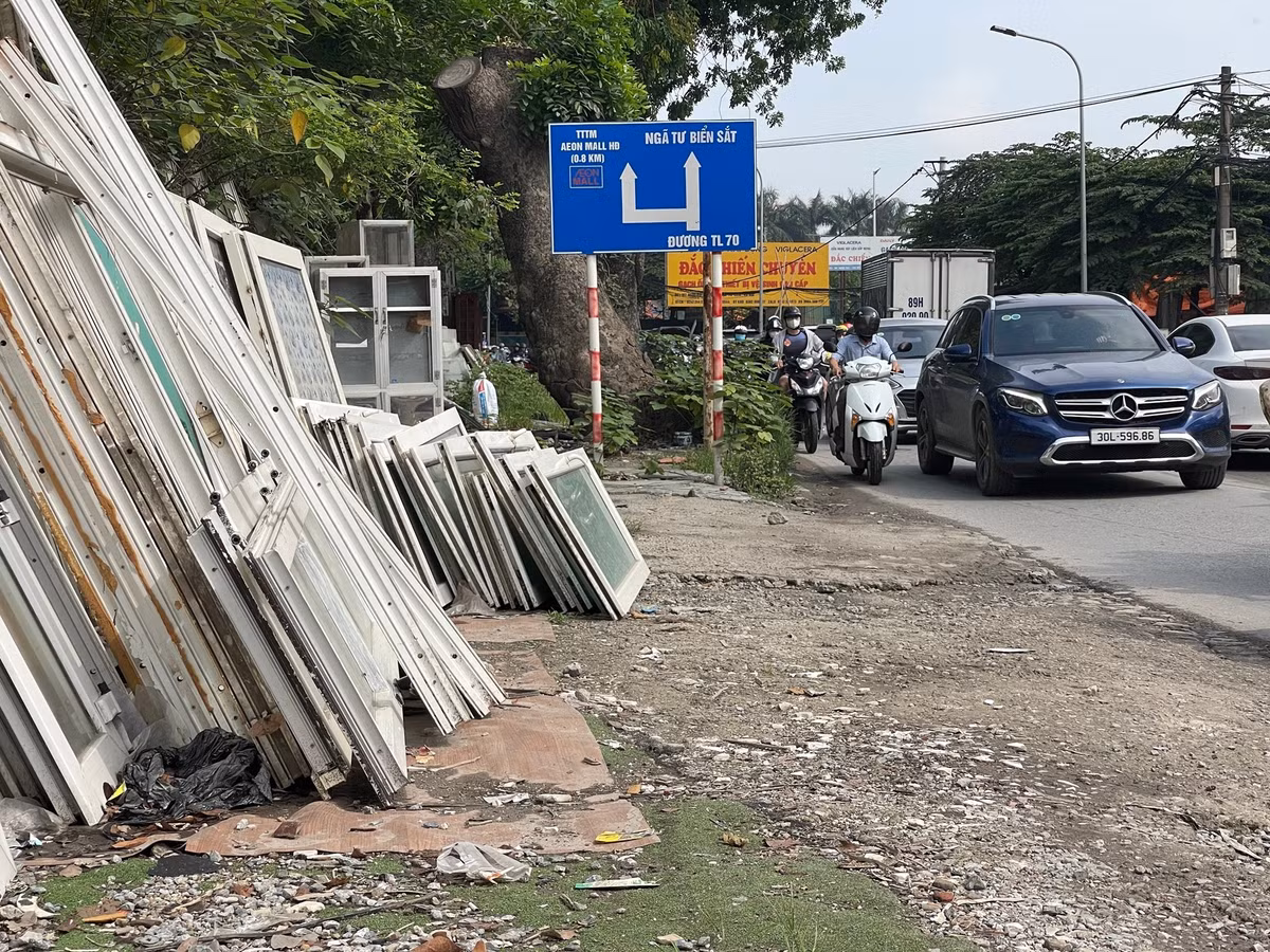 Trao đổi với báo chí, đại diện Ban Quản lý dự án đầu tư xây dựng quận Nam Từ Liêm cho biết, nguyên nhân chính khiến dự án chậm tiến độ là do công tác GPMB chưa hoàn thành. Tổng diện tích thu hồi đất để triển khai dự án là 62.358,4m2, đến nay đã hoàn thành công tác GPMB đối với đất nông nghiệp, đất hành lang giao thông, thủy lợi...