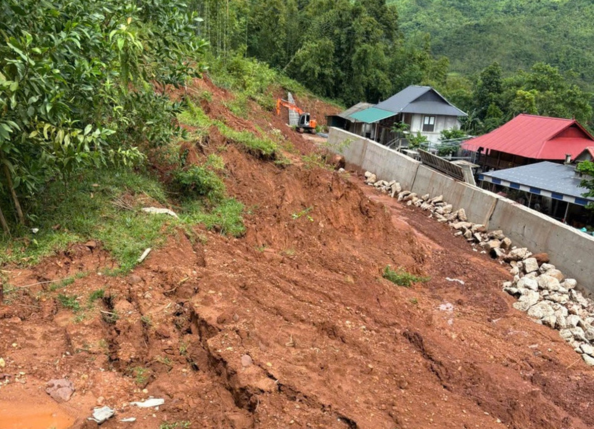 Đáng lo ngại hơn, mặt bằng đất đã có dấu hiệu sụt trượt với chiều cao chênh lệch từ 30cm đến hơn 2m.
