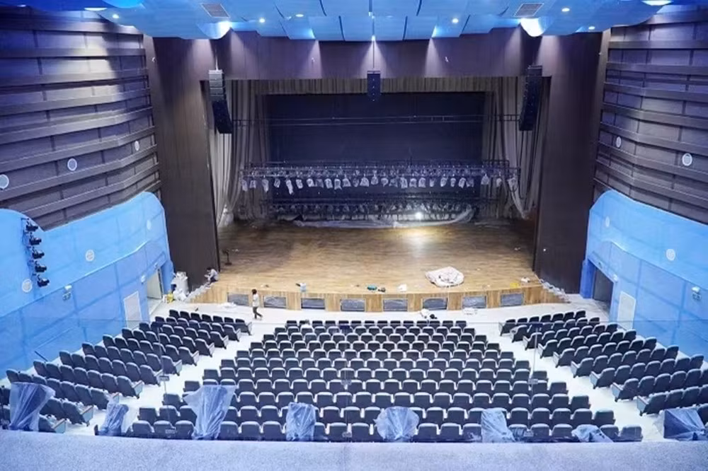 Nhà hát măng non được xem là "trái tim" của dự án, hiện hoàn thiện hệ thống âm thanh, ánh sáng và lót nền sân khấu. (Ảnh: KT&amp;ĐT).
