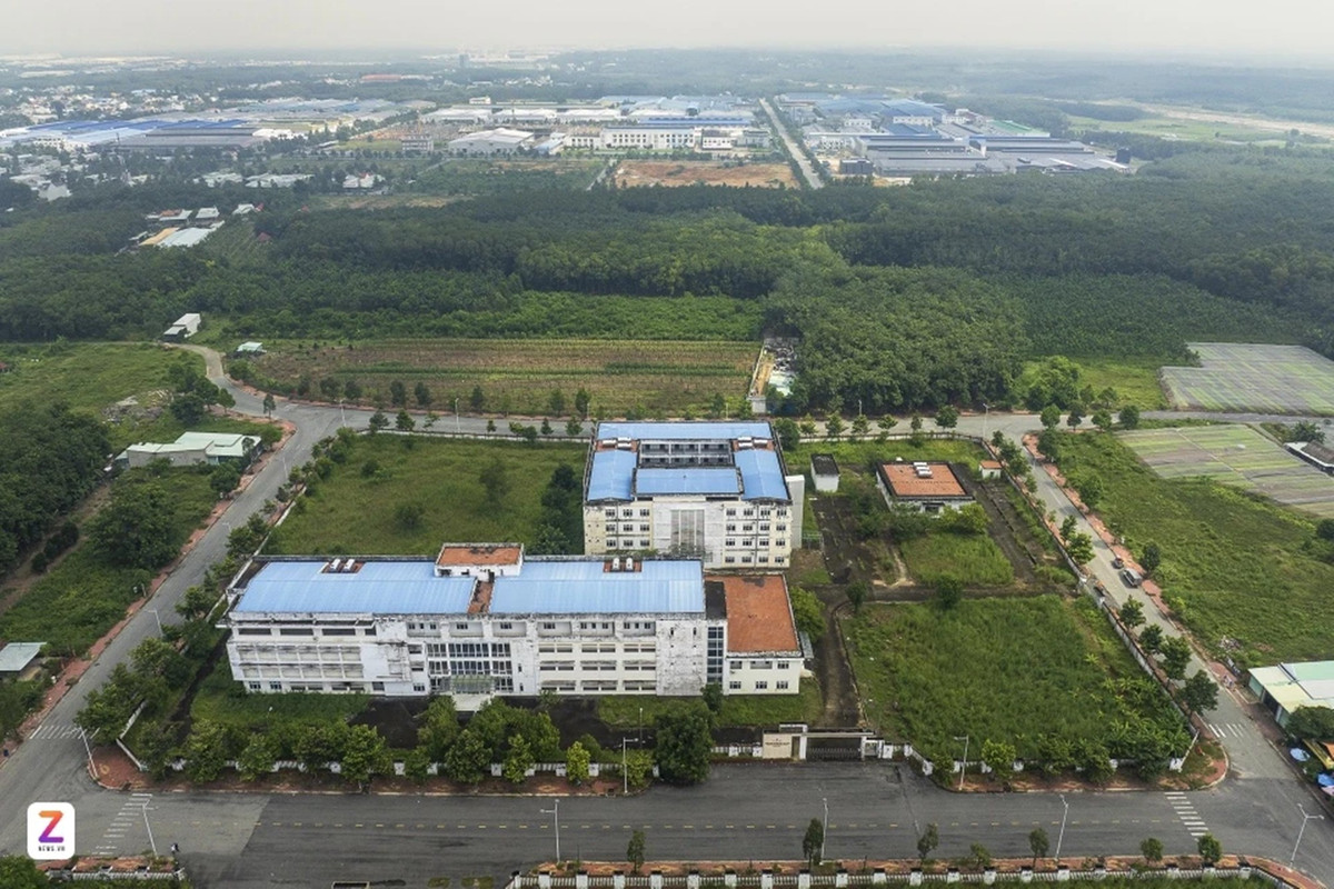 Nhìn từ trên cao nhìn xuống, khuôn viên bệnh viện giống như một "vùng đất bị bỏ quên". (Ảnh: Zing).